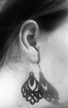 Load image into Gallery viewer, Medaljonki-Viuhka-musta